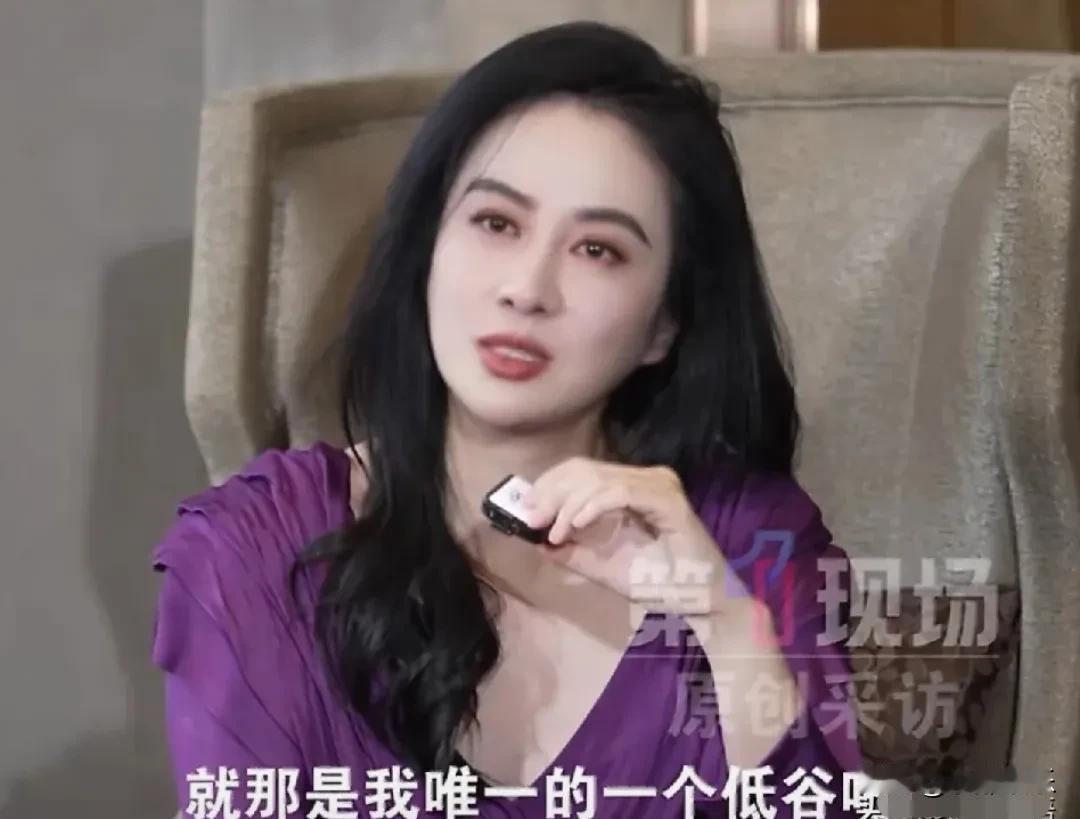 叶璇，难掩伤痛！3月17日晚，叶璇突然冲上热搜。这一次，不是因为短剧里那个爽