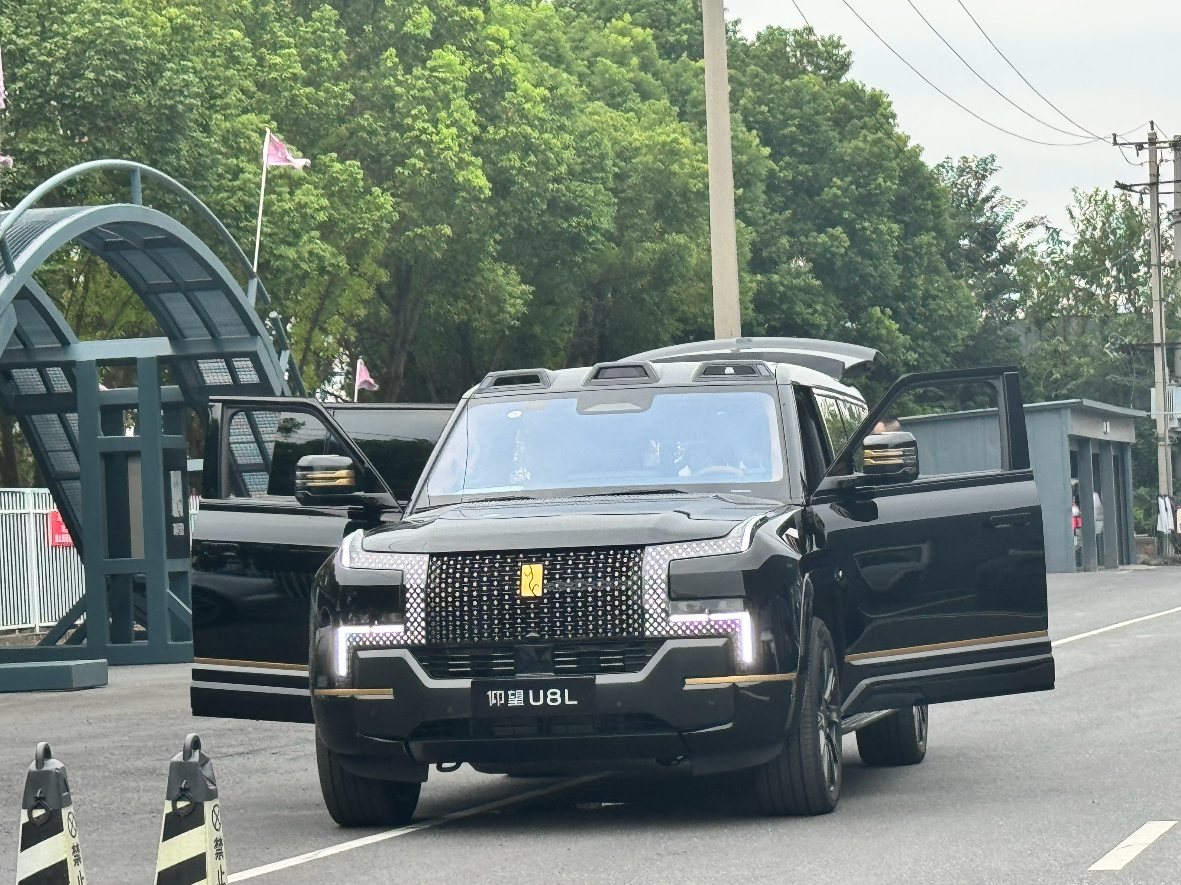 仰望U8L，今天晚上正式发布！确实大气？尤其是尾部设计方面！仰望u8l​​​