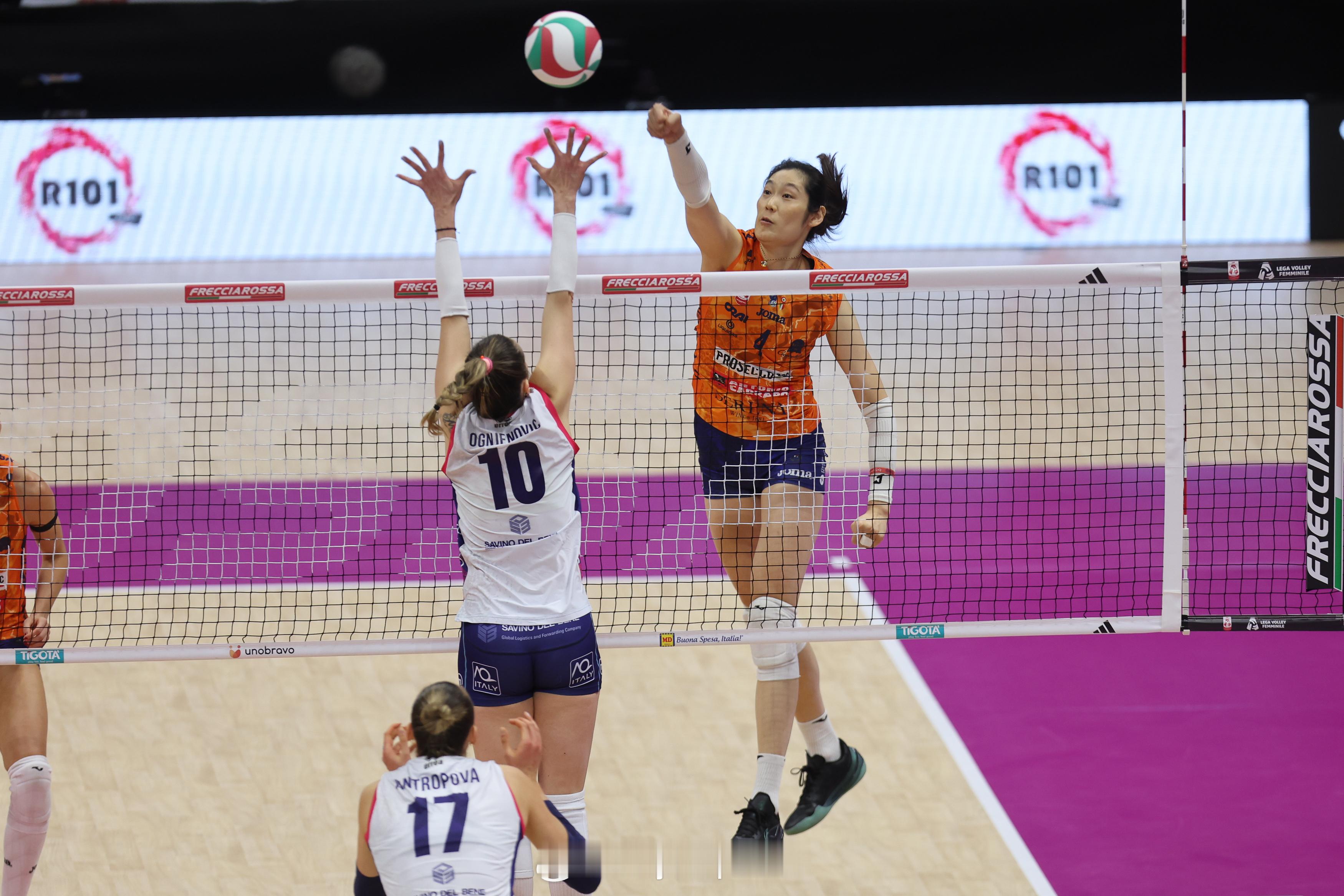 【女排意大利杯科内力克斯坎迪奇成功卫冕朱婷13分】朱婷意大利女排杯冠军中国排球