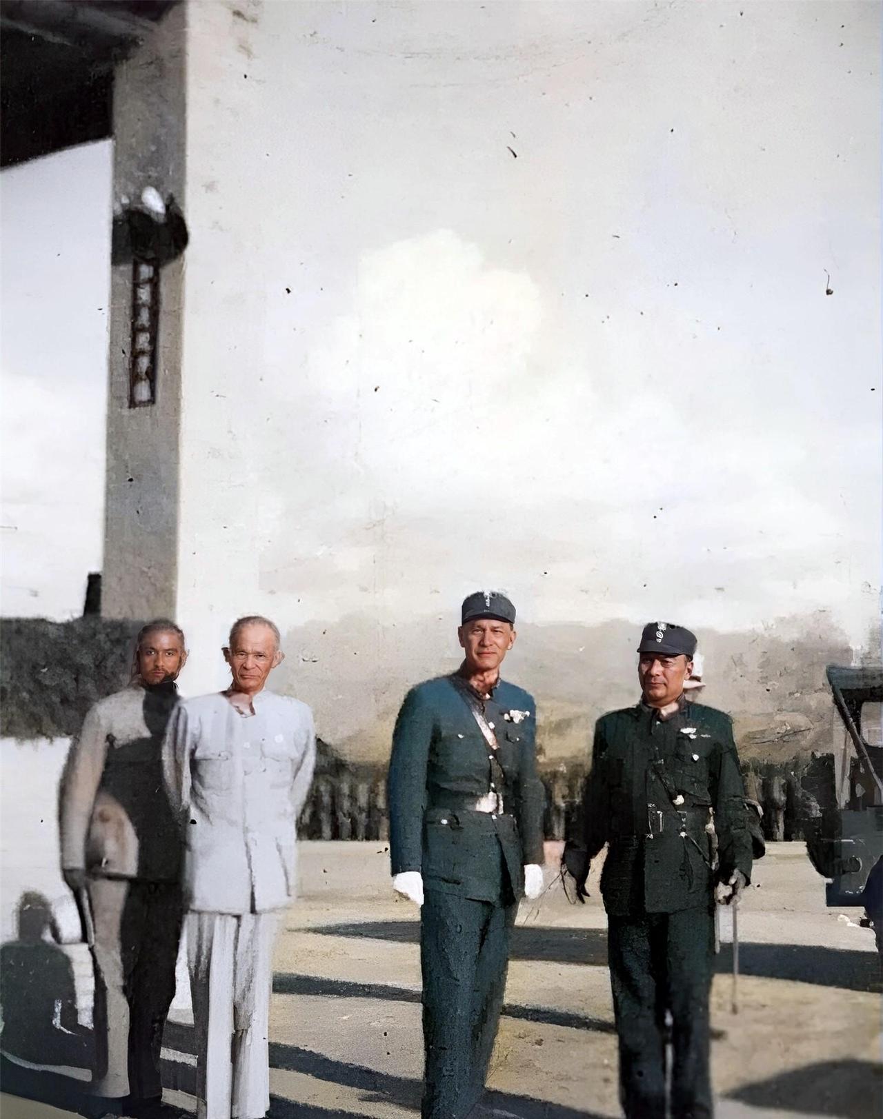 蒋中正在胡宗南的陪同下，在西南王曲镇视察黄埔军校西安第七分校。人群里有个身影