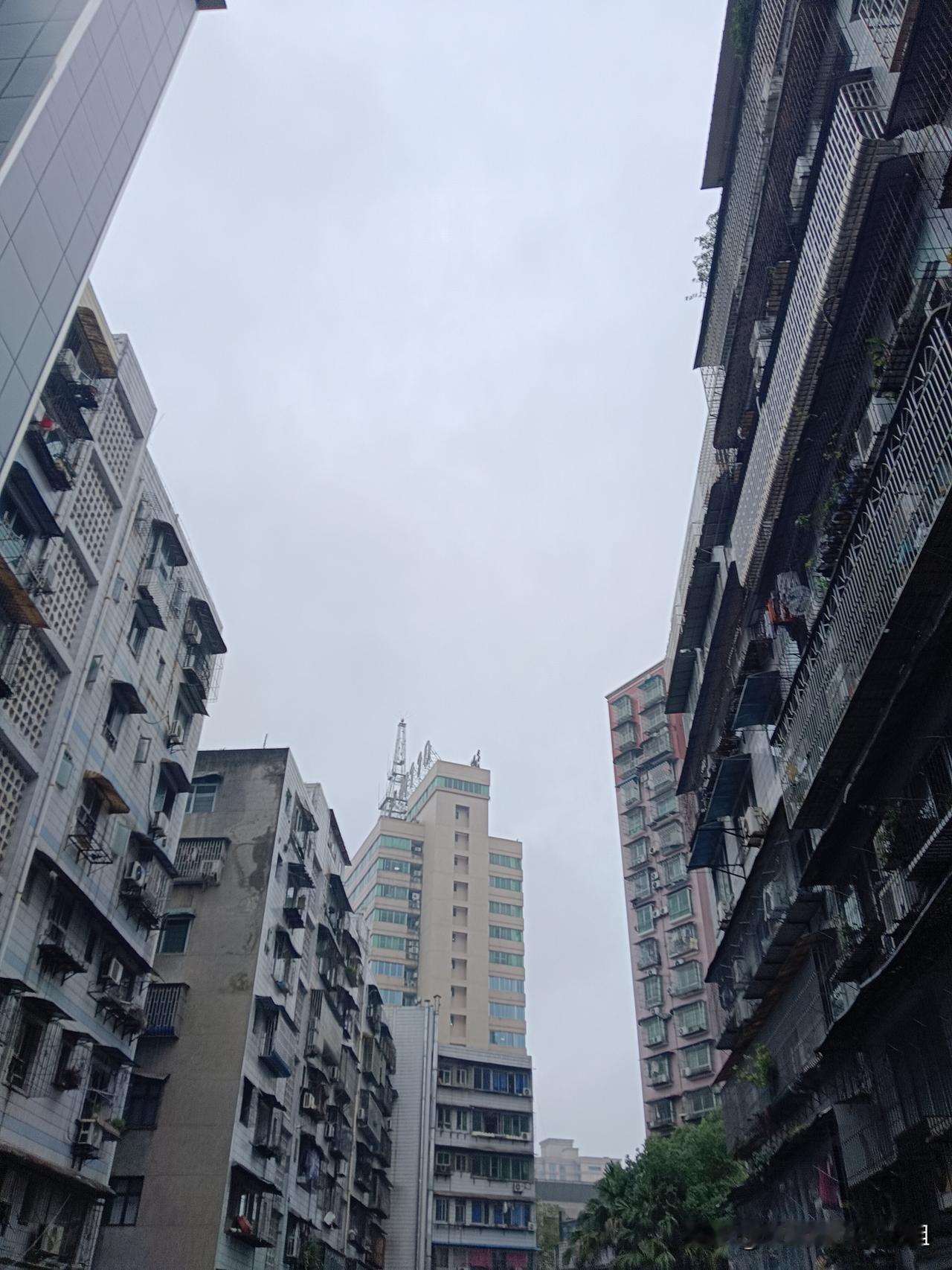 一日三餐，不吃哪一餐对减肥最好减肥最好每顿都吃，可以少吃或者清淡一点。