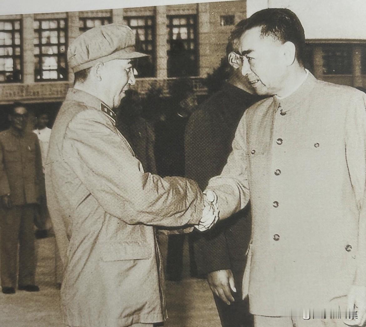 20世纪60年代，秦基伟（左一）在昆明机场欢迎周恩来出访归来。秦基伟将军是中华人