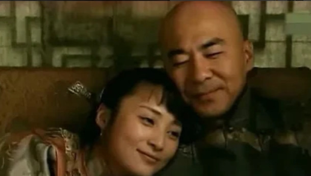 2005年拍《乔家大院》时，陈建斌痴痴的看着导演监视器里的蒋勤勤，感叹到：“仙女