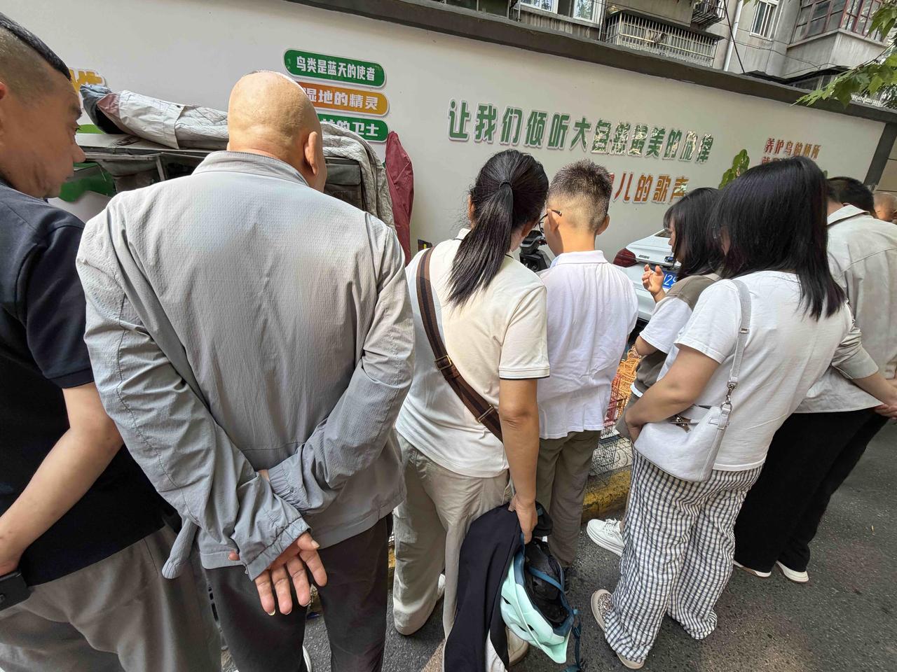 今天上午，我逛西安档子，走到西仓西巷时，看到路边围着一堆人，就走了过去！人群里