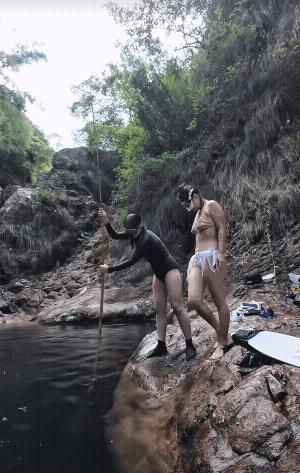 这样很容易出事的，因为下面的水很冷，下去的人脚容易抽筋，一但抽筋就麻烦大了，再