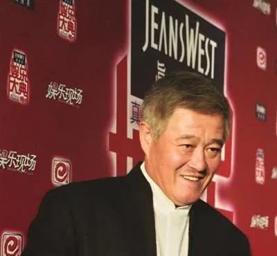 2004年，“小品之王”赵本山来大连电视台办事，偶然看到一个小姑娘长得漂亮，就搭