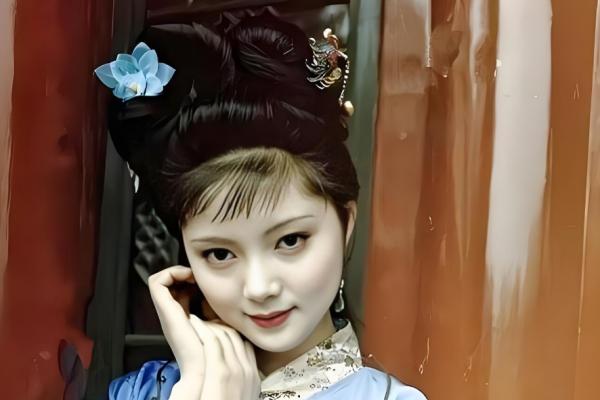 薛宝钗金项圈上的4个字，很不吉祥。薛家推出宝钗和宝玉的姻缘，叫金玉良缘。金玉