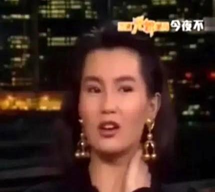 一次，黄霑问张曼玉：“跟你拍过吻戏的男演员谁最坏？”张曼玉吐槽的正是周润发，