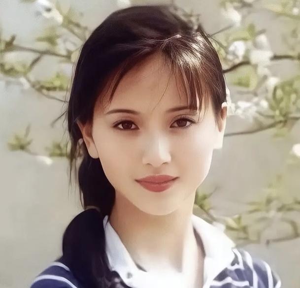 演员侯勇说：“1992年，在央视春晚的后台，我第一次见到陶慧敏，就在心里想，天哪