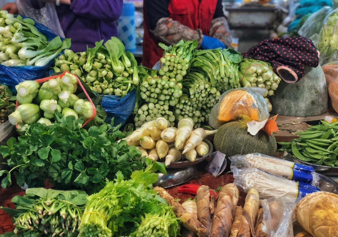 最近菜市场上开始出现了反常现象。猪肉价格持续走低，让老百姓能实现开荤自由。可蔬菜