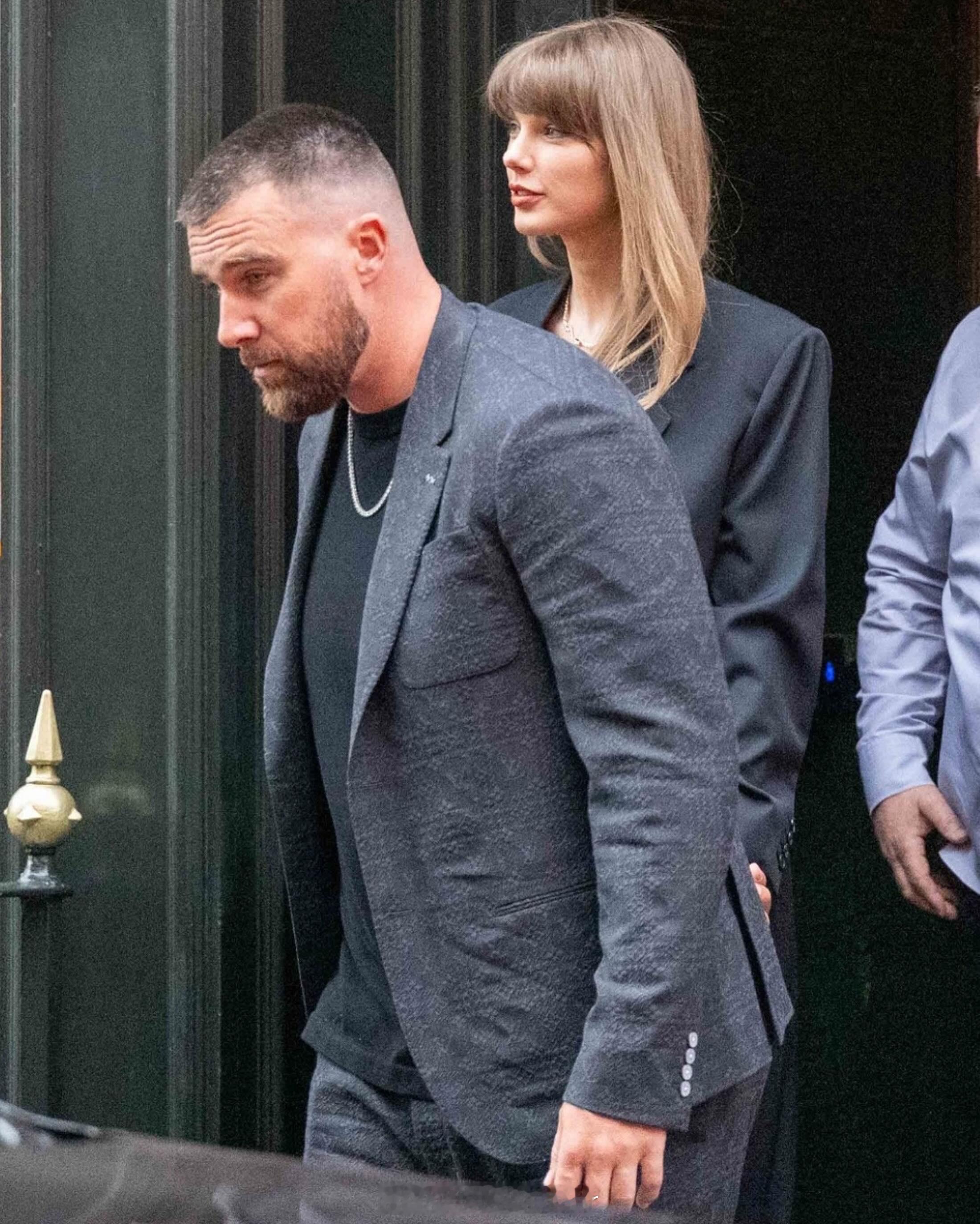 霉霉与未婚夫伦敦牵手街拍即将举行婚礼的TaylorSwift&Travi