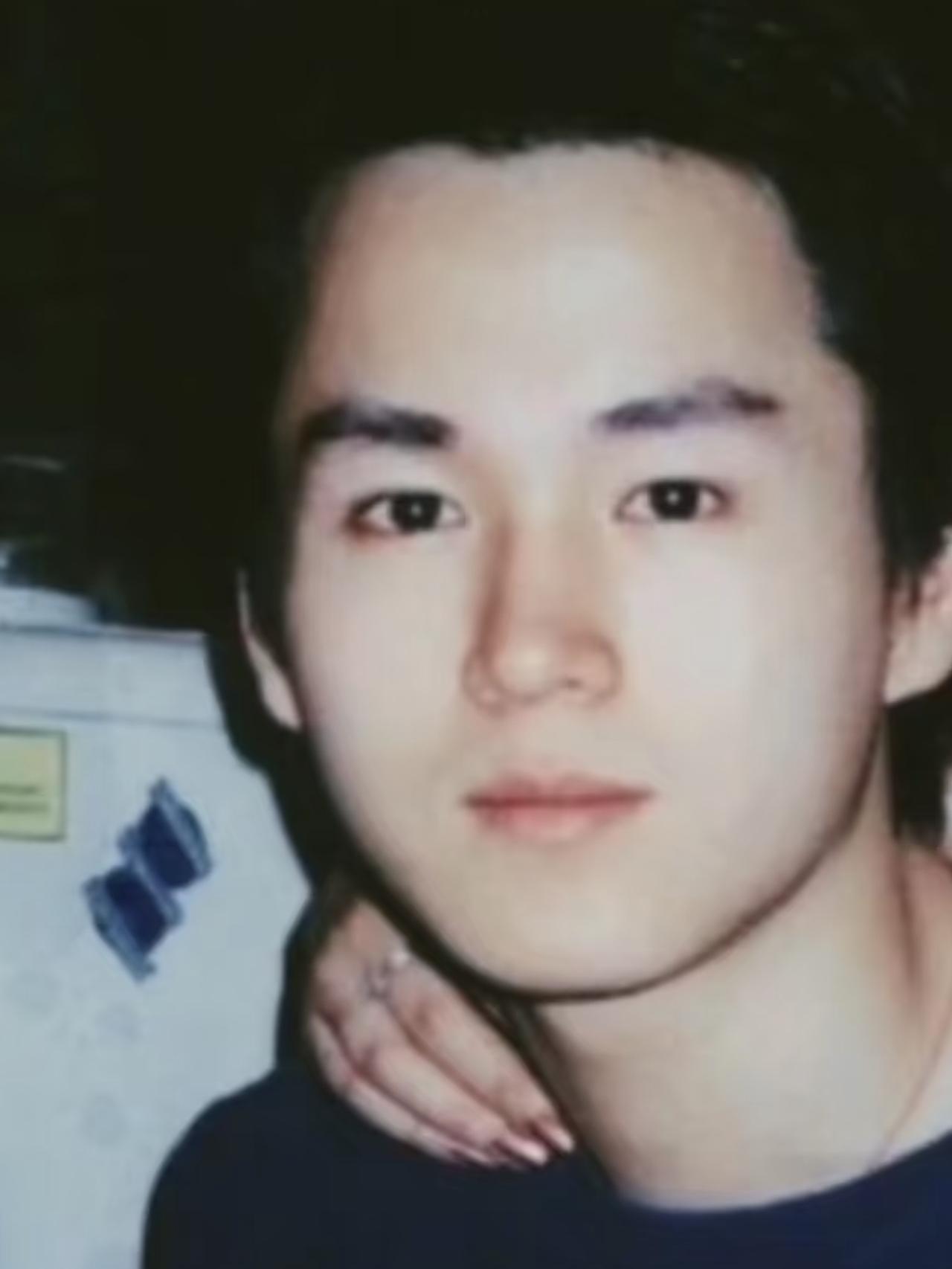 古二原名程骏年,中央戏剧学院表演系本科,纽约电影学院研究生。还在西餐学院学了两年