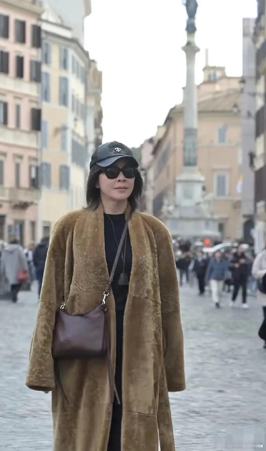 60岁的刘嘉玲去罗马度假了，走在意大利的街头吃着雪糕，让老公梁朝伟拍着美照好惬意