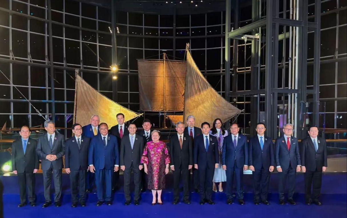 最近马尼拉东盟外长会，上演了一场极其耐人寻味的外交名场面。作为本届东盟轮值