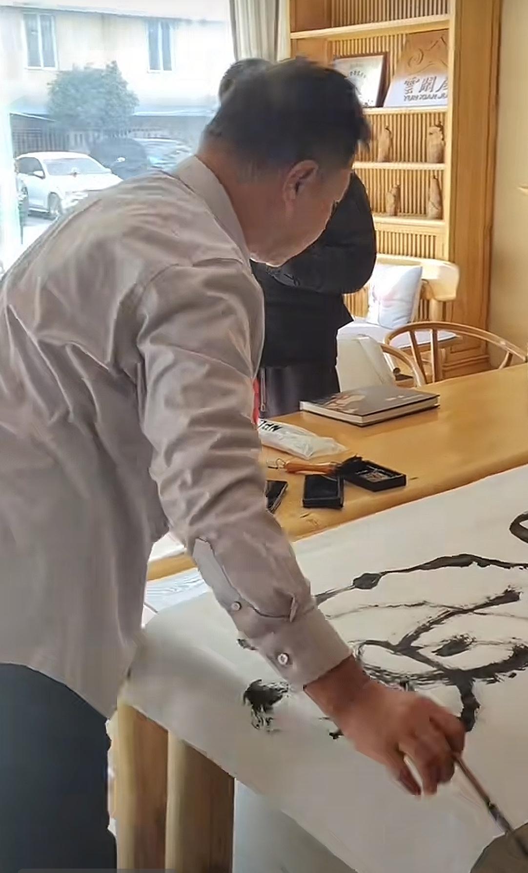 沈巍离开云南前，还是把房东哥叫回上海了，自己带着几个贴身助理北上。这也就意味着沈