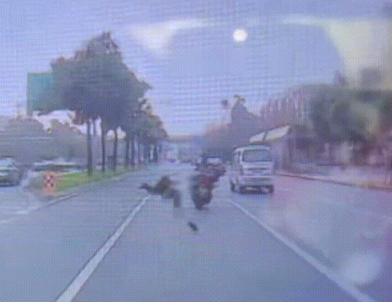 太惊险了！今天上午成都街头发生一幕，让无数人揪心：一名正在马路中央执勤的交警，被