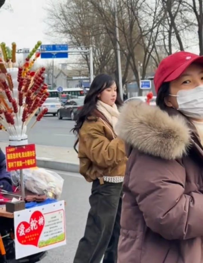 买糖葫芦偶遇陈都灵，被陈都灵买糖葫芦的路透萌晕！