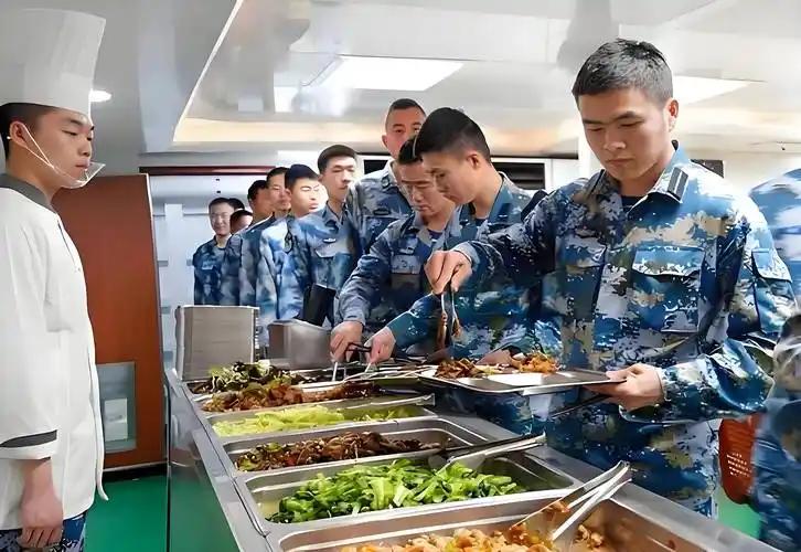 “养航母”到底多烧钱？这么说吧，山东舰常年驻守着3000多名官兵。为了让舰上一切