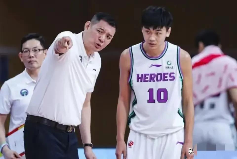 侯沛佐被山东队放弃，唐才育加盟香港金牛，新疆山东球员互换黯然落幕侯沛佐和唐