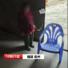 福建泉州，一名男子发现隔壁89岁的老奶奶脖子被铁链锁住。老奶奶指着铁链对男子可怜