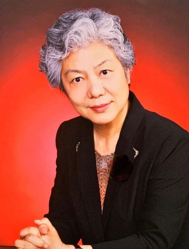 李玫瑾说：“有些人人挺好，但是脾气特别坏，你稍微说话不对付，他就跟你急，他一急他