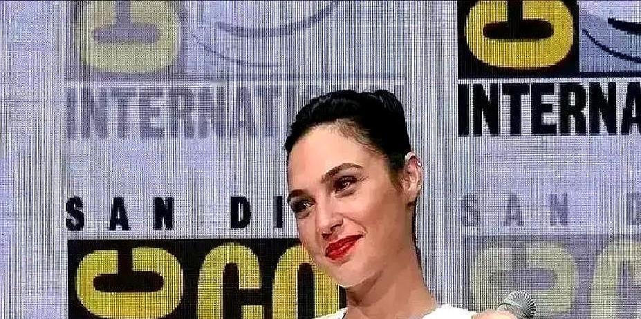 好莱坞这是在干嘛？一部砸了9000万美元的《蝙蝠少女》，拍完直接进回收站，永久不