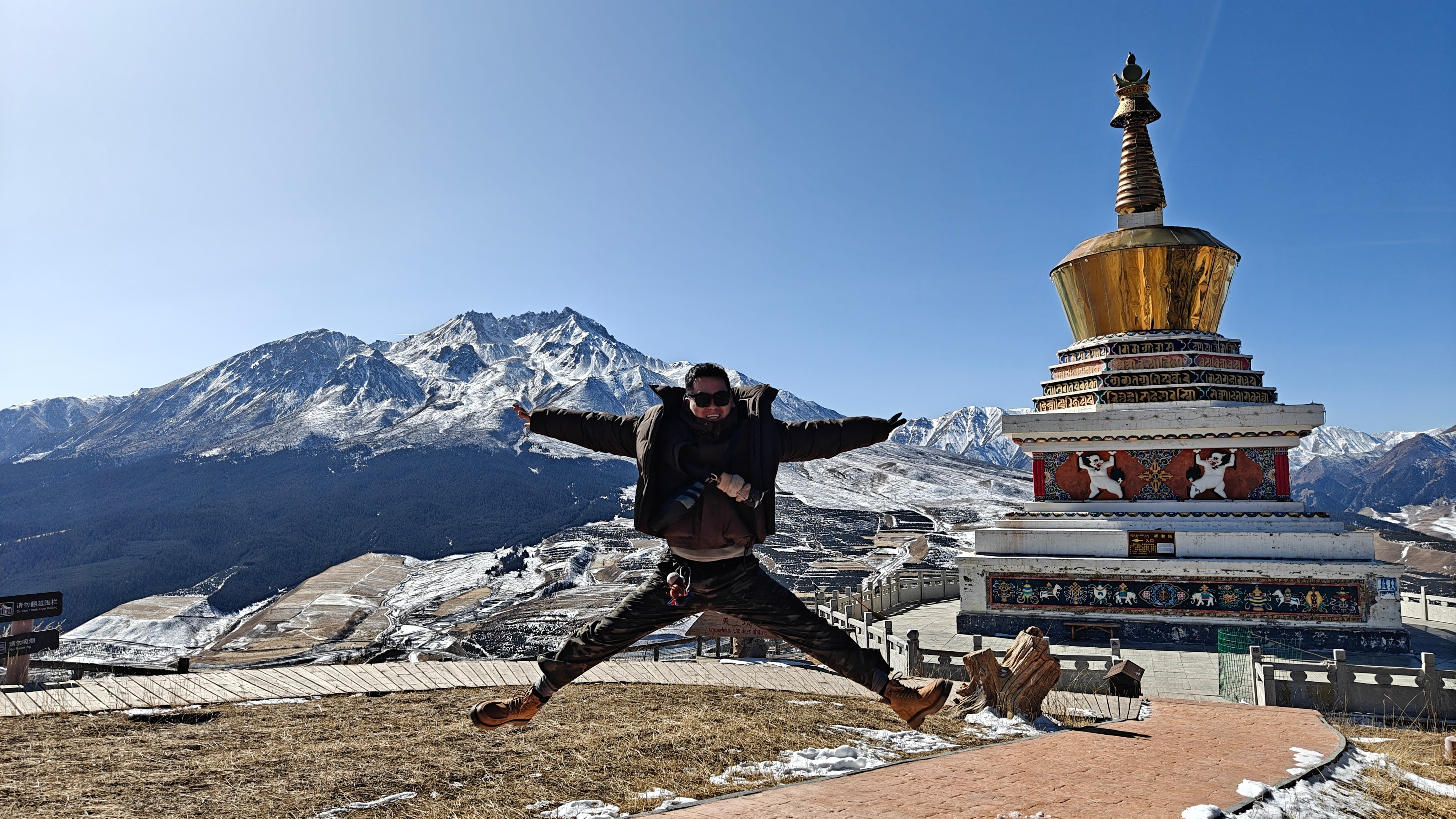 偶遇热情的藏族姑娘，干净的笑脸和清澈的眼眸，让我今天心情特别好登顶卓尔山，远眺祁