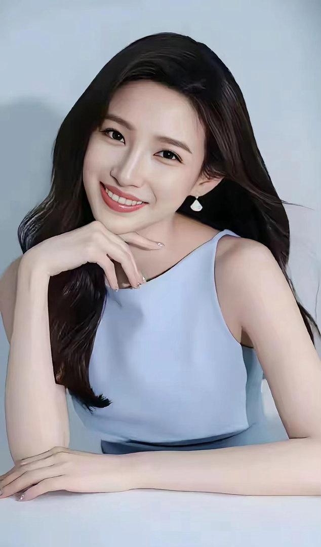 马凡舒气质温婉大方，肌肤白皙通透，容貌清丽动人，端庄雅致，满满的知性美感