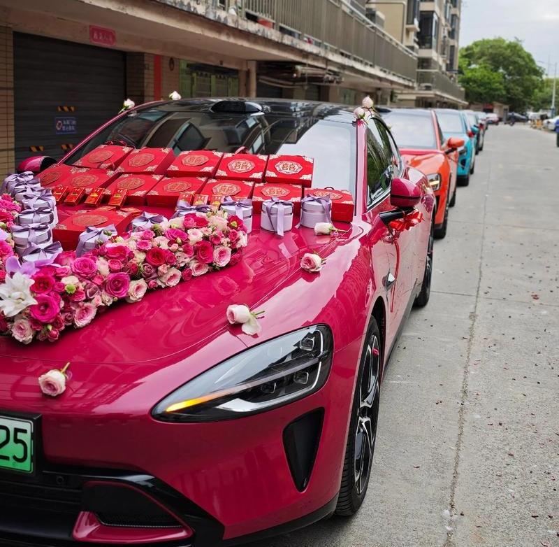 雷军被感动了！这才是真正的米粉！结个婚弄200多辆小米汽车做婚车队，盛况空前，这