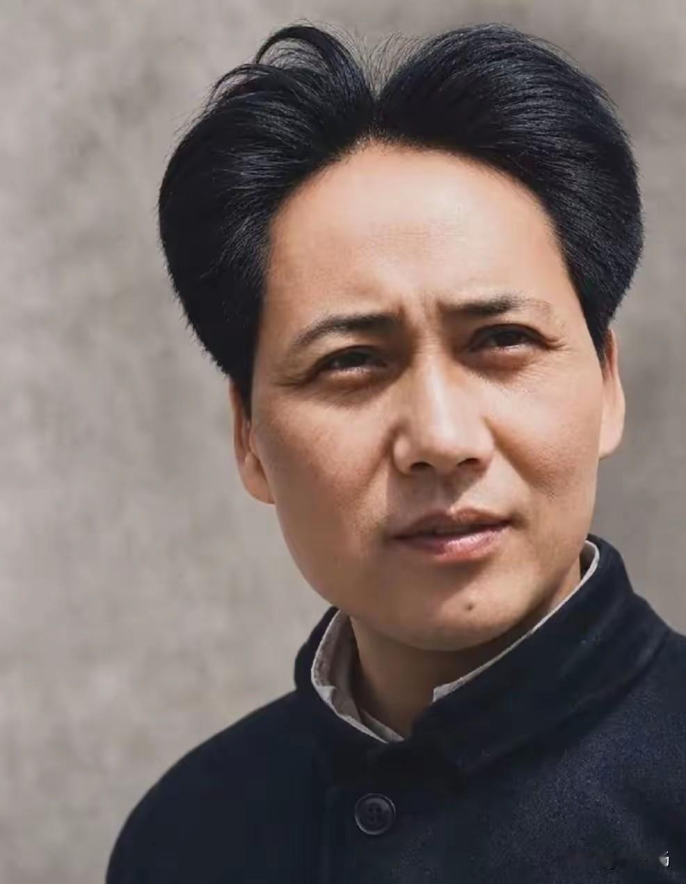 他是彻底的革命者！他是纯粹的革命者！他是伟人中的大伟人！每当看到主席这帧睿