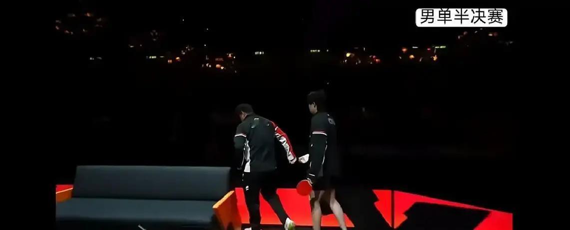 王楚钦说：我伤了，不打了。一句“退赛”把主办方脸打肿。他们卖票时算盘