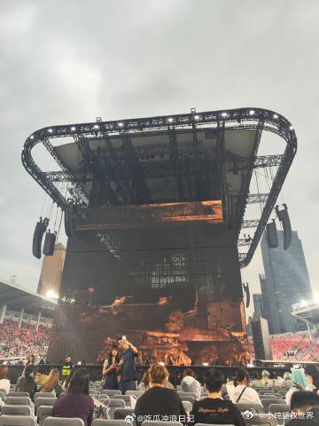 薛之谦就差把舞台建到地铁口了薛之谦的广州演唱会，93米超宽四面台和360°设计
