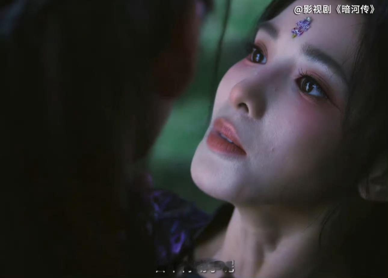 彭小苒能看清痘痘的怼脸镜头家人们快看！彭小苒《暗河传》的造型太绝了，紫色冷艳风
