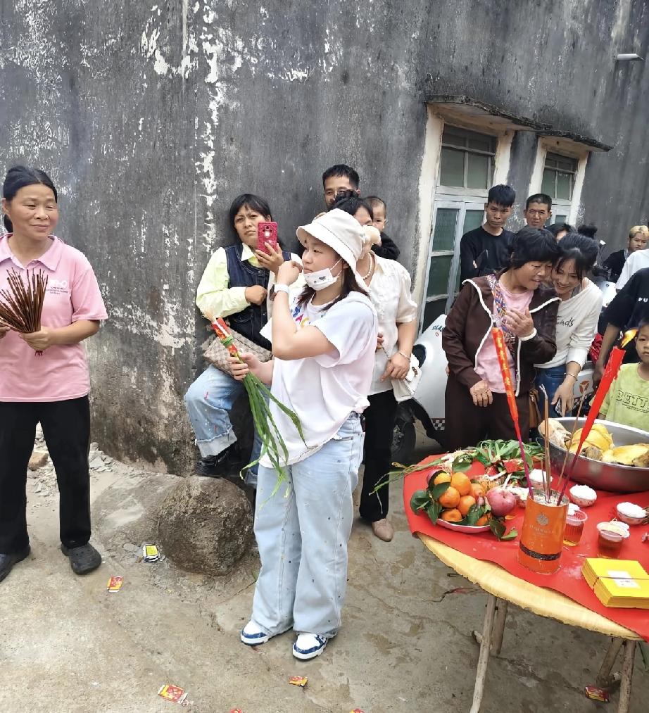 全红婵回老家了，确实是胖了不少!3月1日，正月十三，全红婵穿着短袖牛仔裤运动