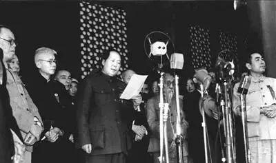 🌞新中国成立后，西方列强拿着许多条约找到毛主席，要求他偿还13亿两白银，面