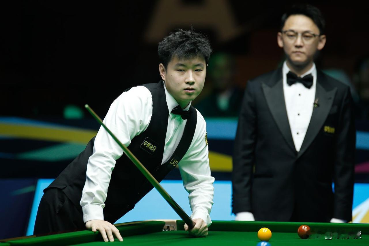 赵心童6-5逆转绝杀凯伦·威尔逊，晋级冠中冠四强。从3-5落后连赢3局。决胜局双