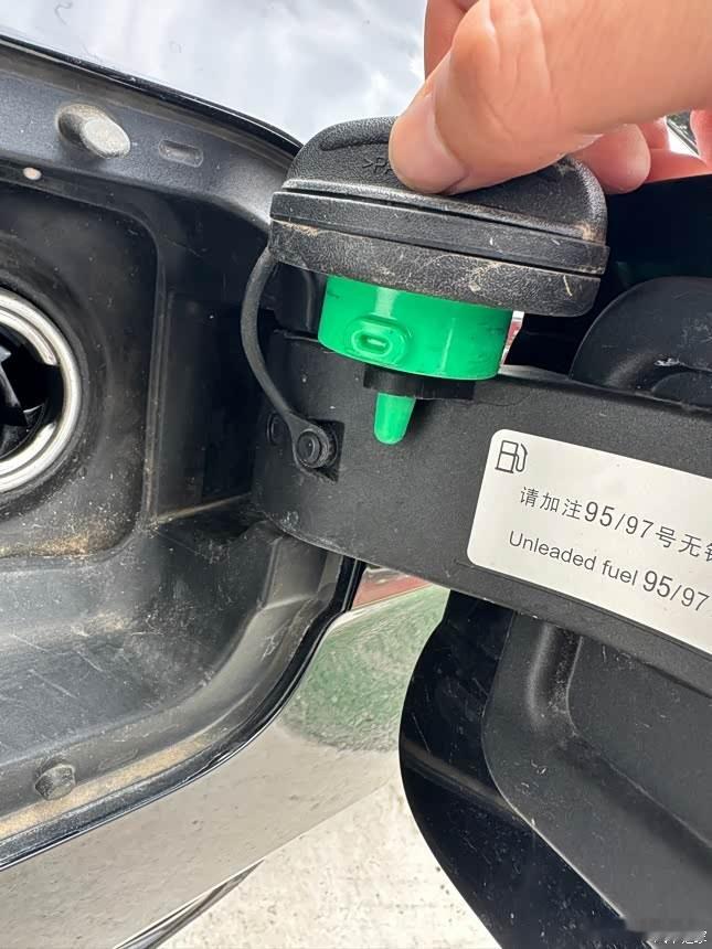 ⛽️加油站尴尬瞬间终结者！有多少人加油时是让油箱盖在那“当啷”着晃来晃去的？其