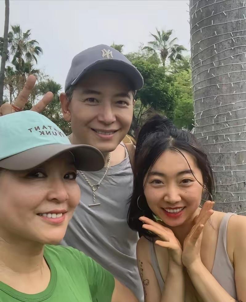 有人晒出戴军在泰国的照片，镜头里的他正和李静在清迈的公园里跑步。阳光透过树叶洒下