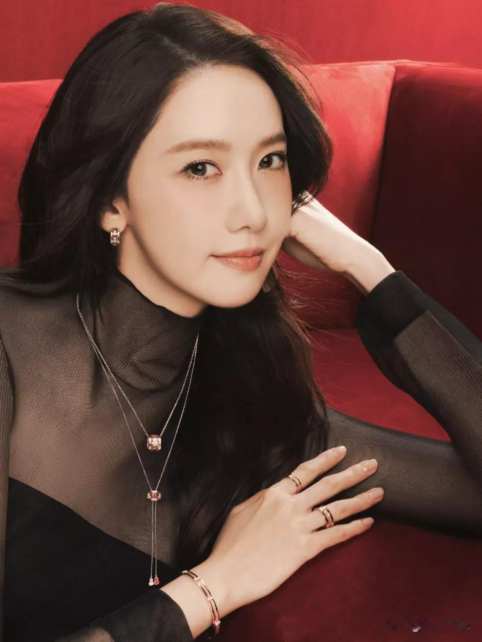 林允儿珠宝造型：冷艳与温婉的时尚博弈2024年12月24日，林允儿出席某珠