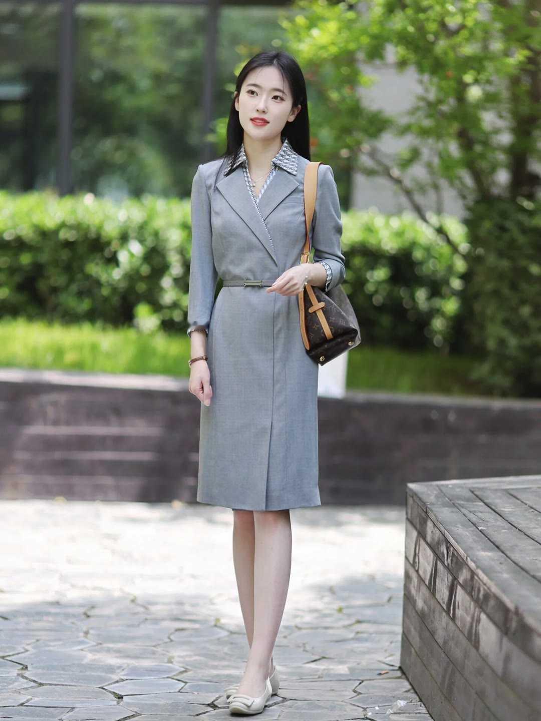 职场女性穿什么裙子好看?职场穿对裙装，气质直接拉满！这条灰色西装连衣裙太懂职场了