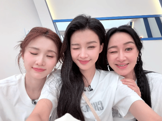 孙怡晒与张慧雯赵子琪合照乘风2026真的被这张合照治愈到了！在充满了竞争的节目