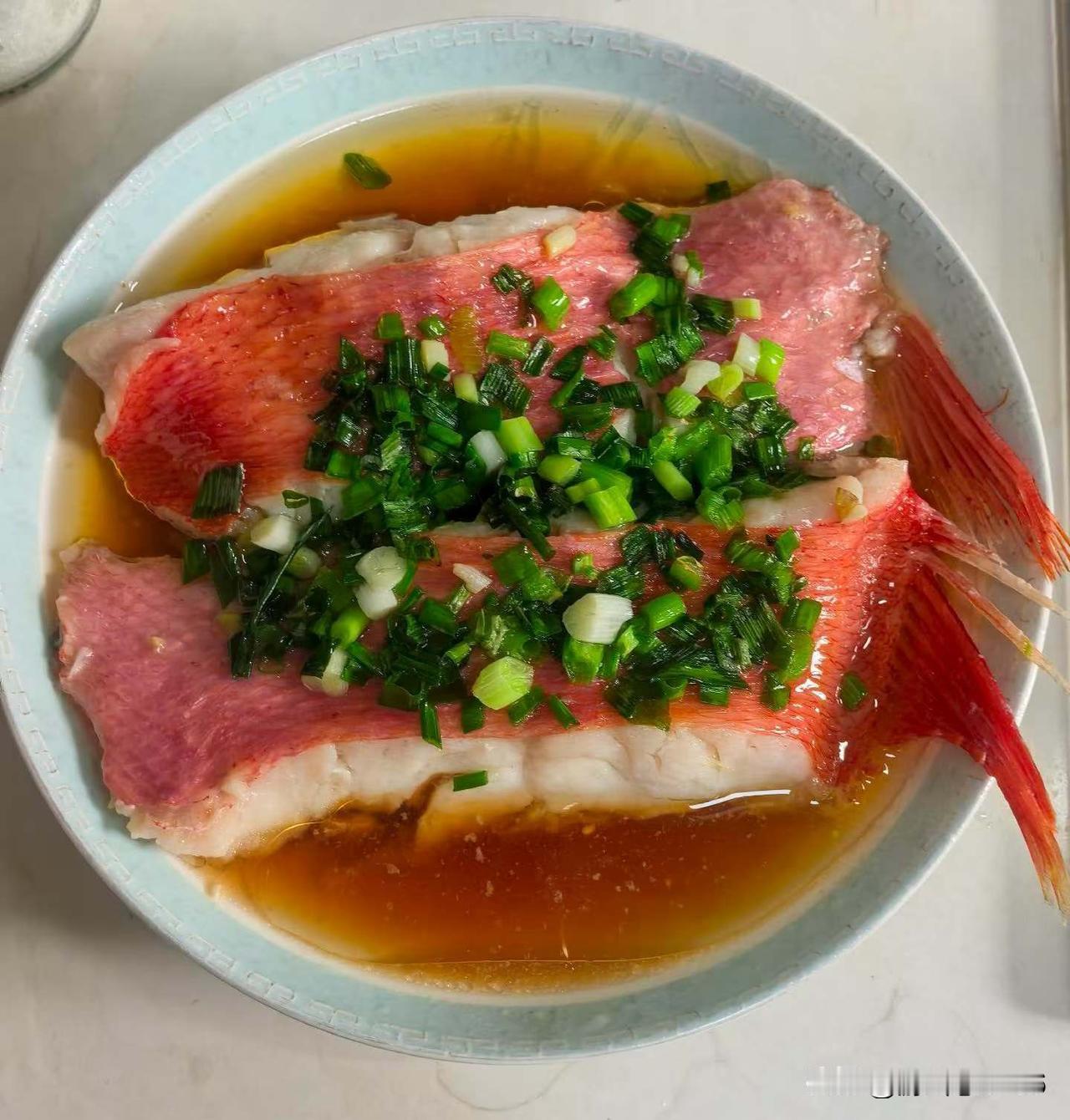 今天中午去朋友家吃饭，她妈妈做了这几个菜，其实每盘菜我都叫不出名堂，我认识的朋友