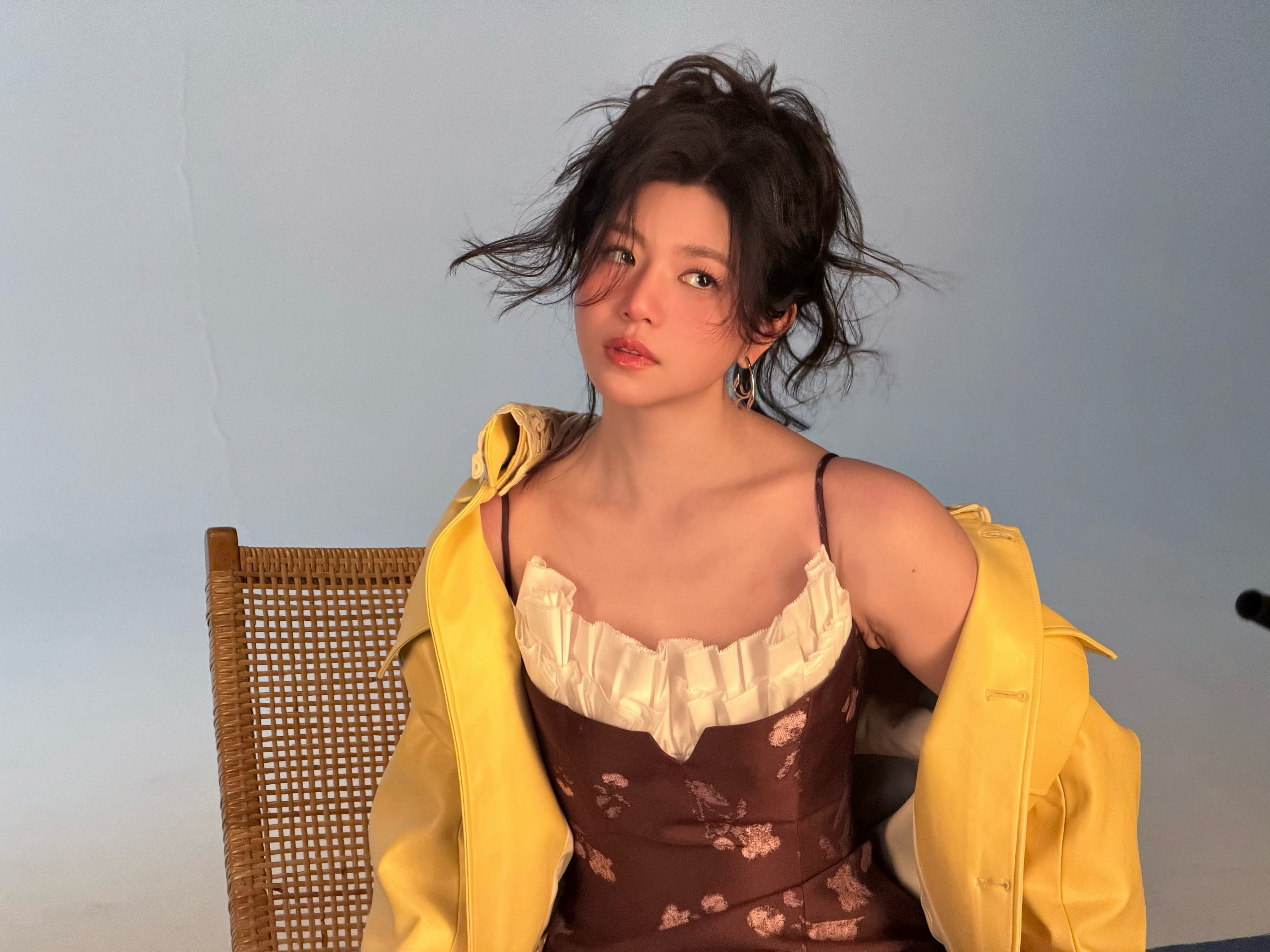 陈妍希InStyle四月刊封面陈妍希衔光为屿大片白色衬衫造型干净清爽，透着漫不