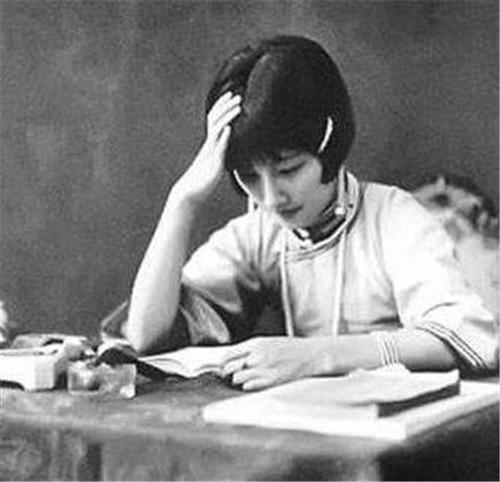 1929年，徐志摩逛完青楼之后回到家中，抱着妻子陆小曼坏笑道，她们一个个