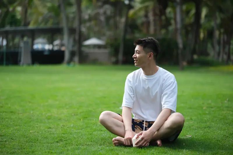 年轻人不安和焦虑，原因是多方面的。生理上，处于身心发育关键期，神经和内分泌调节能