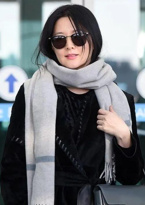 54岁李英爱这“黑+灰”穿搭，把贵气松弛感焊在身上了谁能想到李英爱换风格后