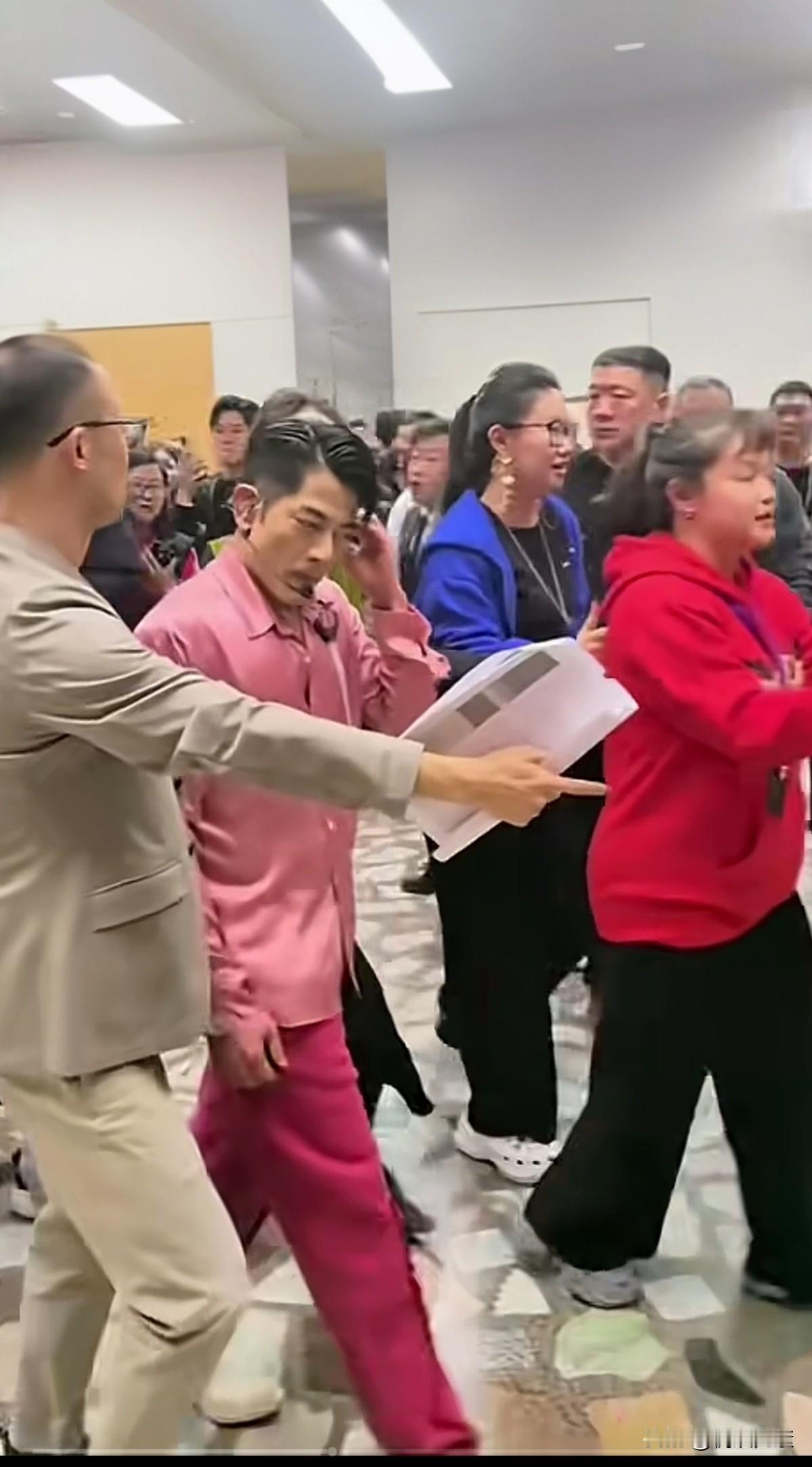 三十年前，舞台上的郭富城天王，三十年后，我变成大爷了，人家上台也没比新人差，