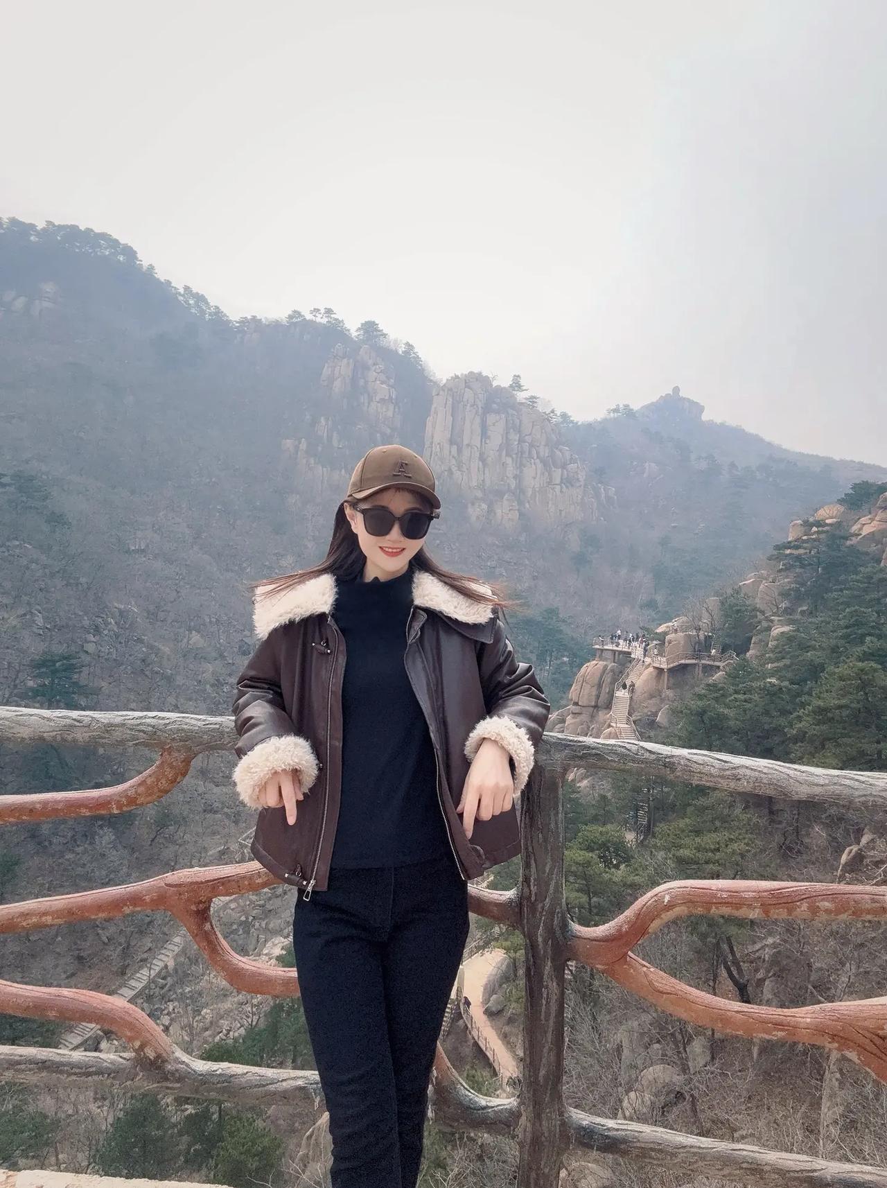 山高人未老，岁月静好。