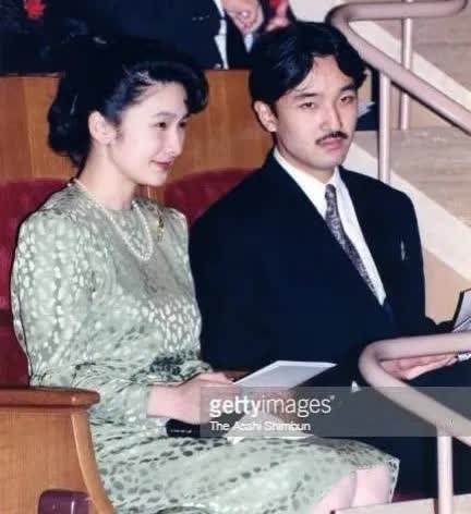 当年的俊男美女，文仁和纪子。我知道纪子年轻的时候长得不错，没想到文仁竟然也还
