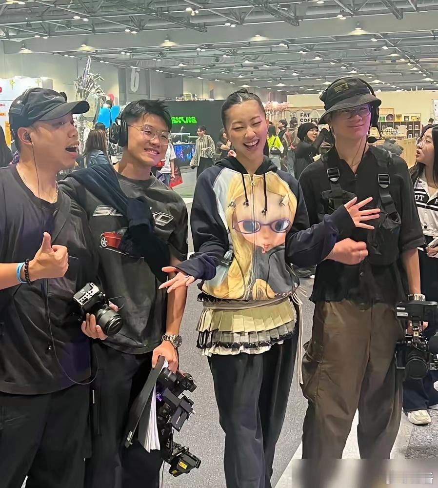 别人家防早恋像防贼，陈奕迅倒好，把香港网球冠军推到女儿面前